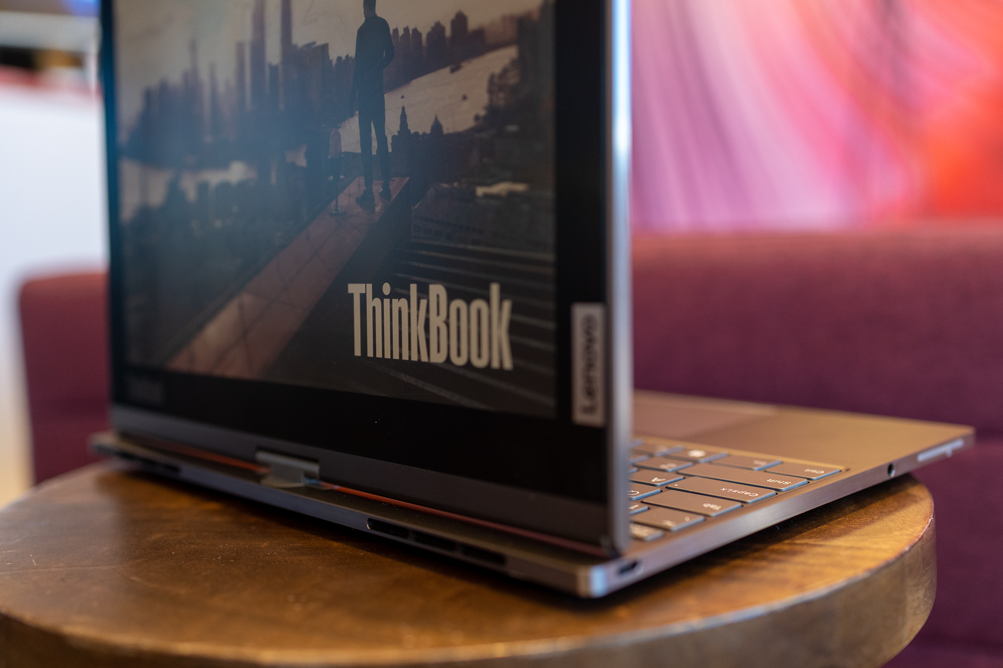La pantalla de tinta electrónica en la parte posterior del ThinkBook Plus Twist.