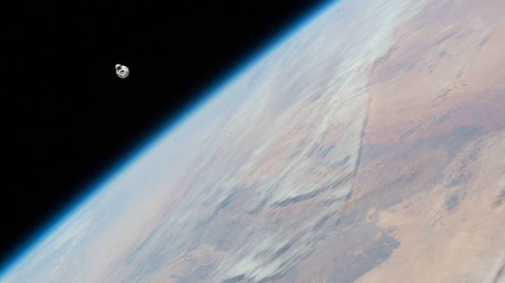 La nave de carga SpaceX Dragon, cargada con más de 7,700 libras de ciencia, suministros y carga, se acerca a la Estación Espacial Internacional mientras orbita a 259 millas sobre el continente africano.