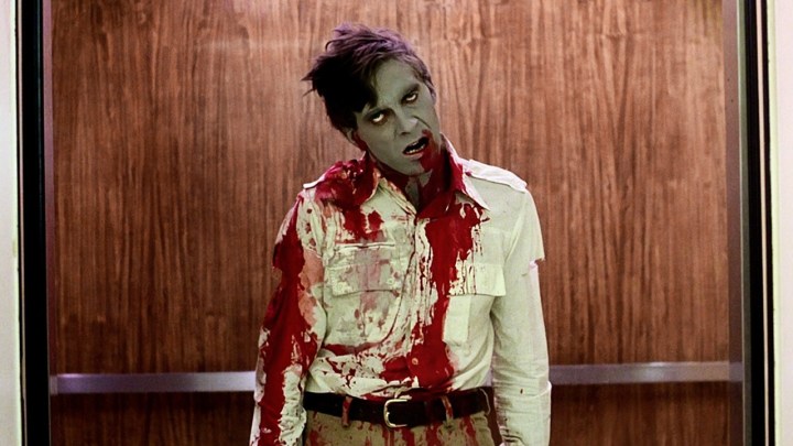 Un zombie se tient dans un ascenseur dans Dawn of the Dead.