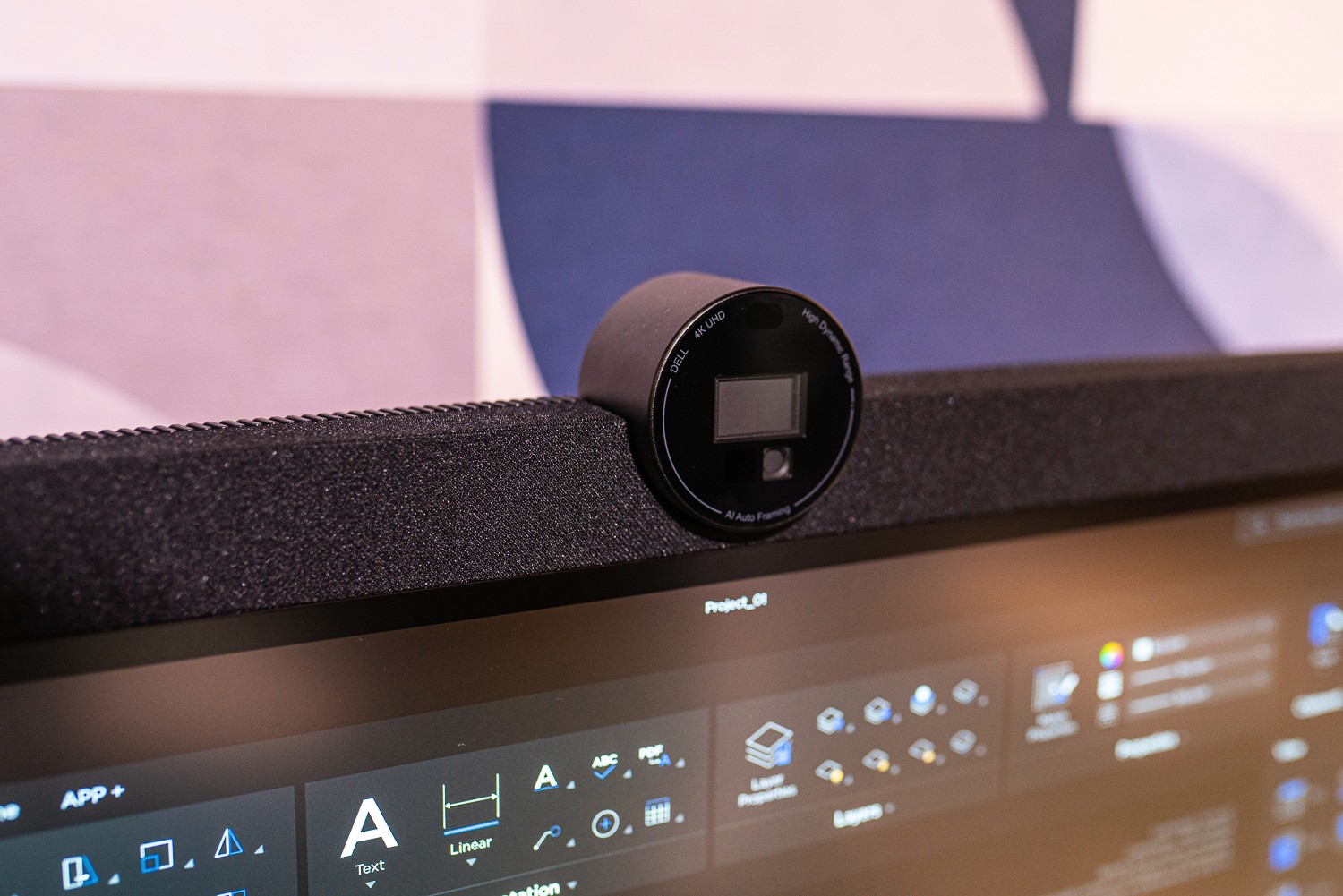 A webcam 4K alojada acima do monitor Dell UltraSharp 6K.