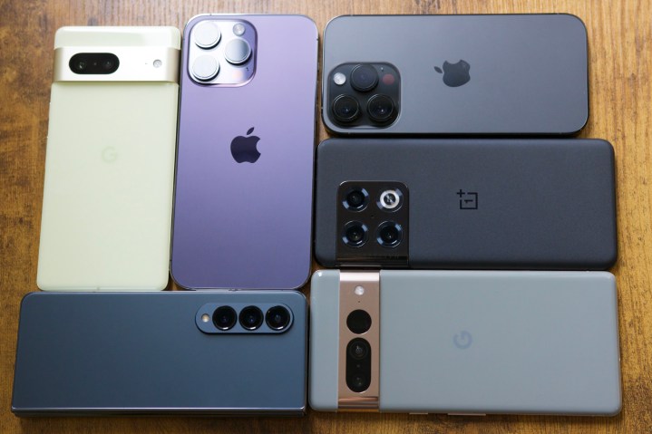 Google Pixel 7, iPhone 14 Pro Max, iPhone 14 Pro, Pixel 7 Pro, OnePlus 10 Pro, and Galaxy Z Fold 4 all lying on a table.