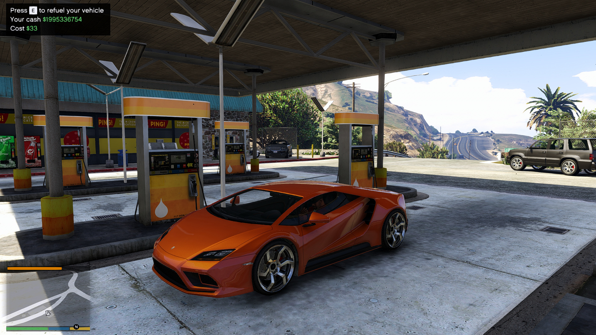Um bom carro em um posto de gasolina.