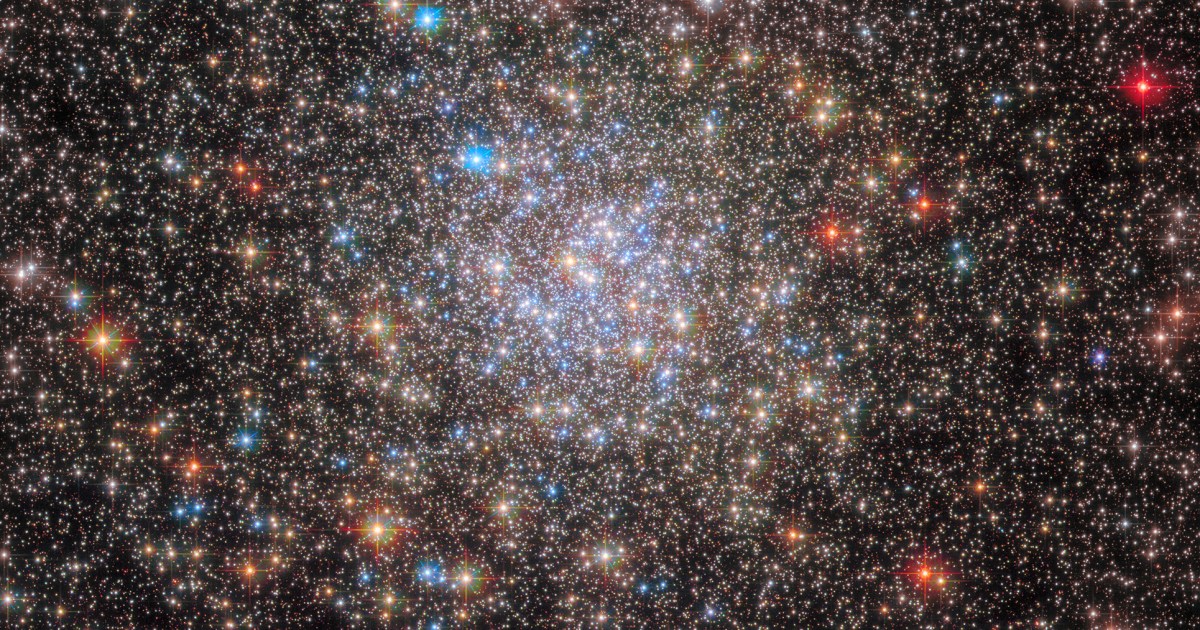 Hubble fängt einen Sternhaufen in unserer Galaxie ein, der vor Sternen nur so strotzt