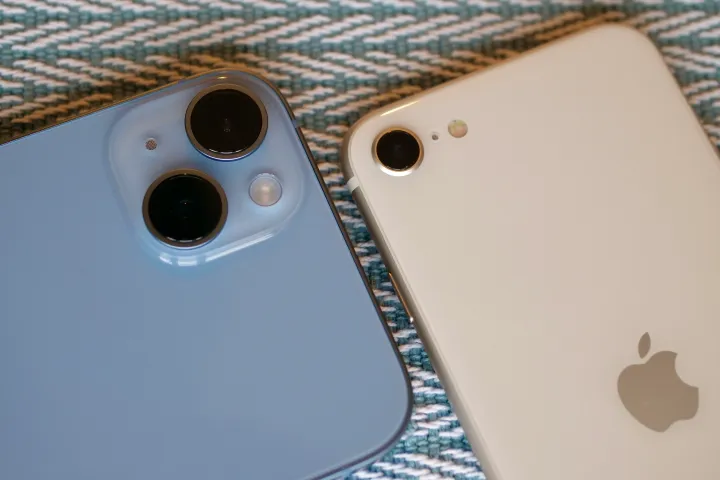 Close-up of the iPhone SE 2022 and iPhone 14 Plus camera modules.