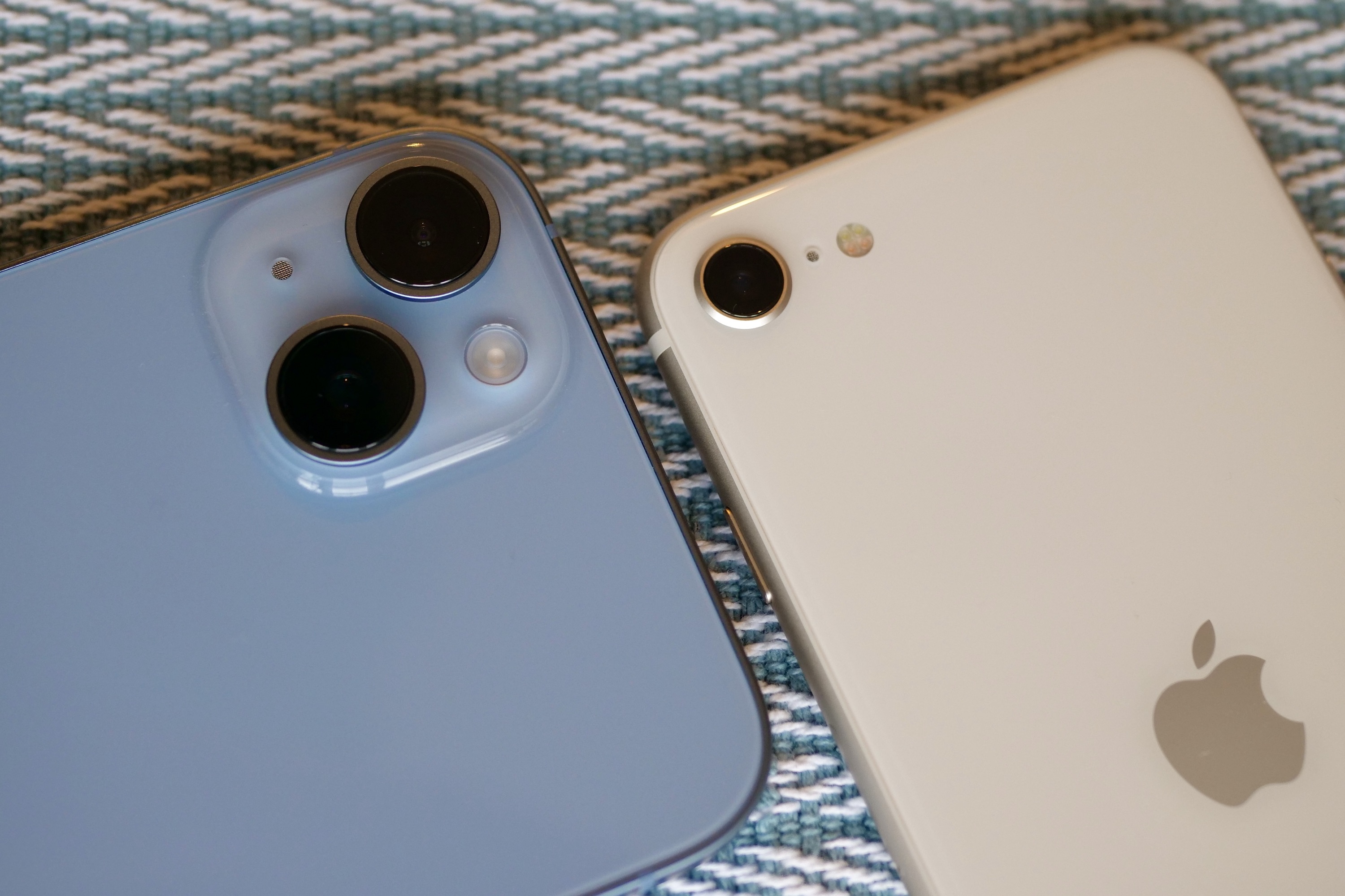 Close-up of the iPhone SE 2022 and iPhone 14 Plus camera modules.