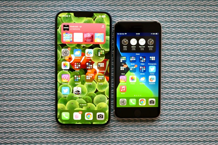 The iPhone SE 2022 and the iPhone 14 Plus's screens.