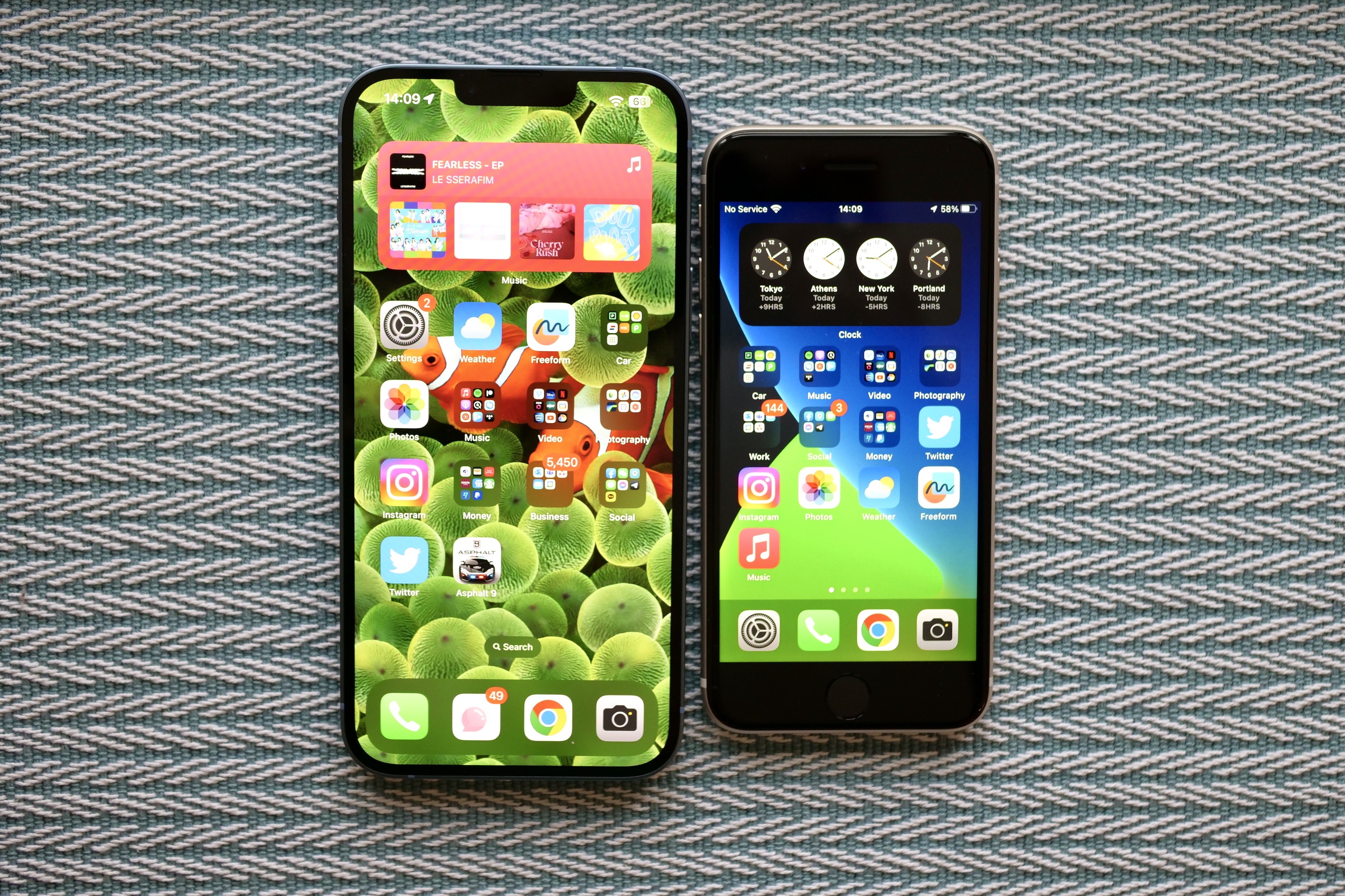 IPhone SE 2022 और iPhone 14 Plus की स्क्रीन।