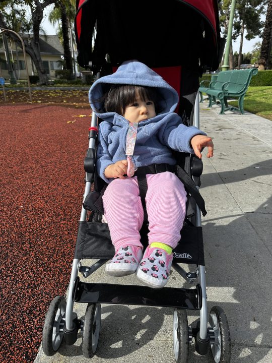 Bambino nel passeggino scattato con iPhone 14 Pro