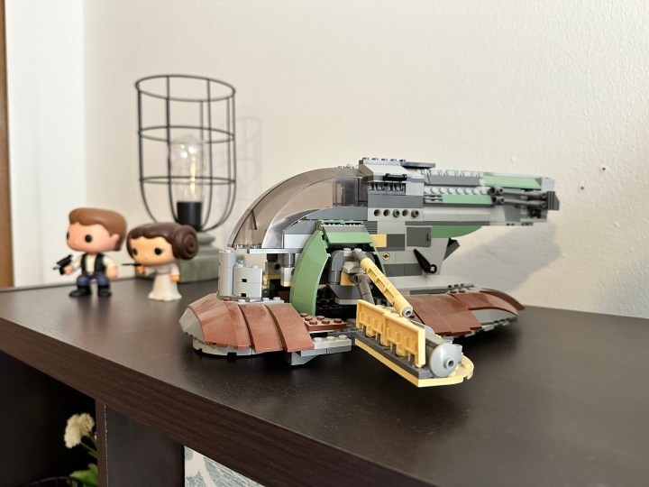Foto de una versión LEGO de la nave Slave I de Star Wars.