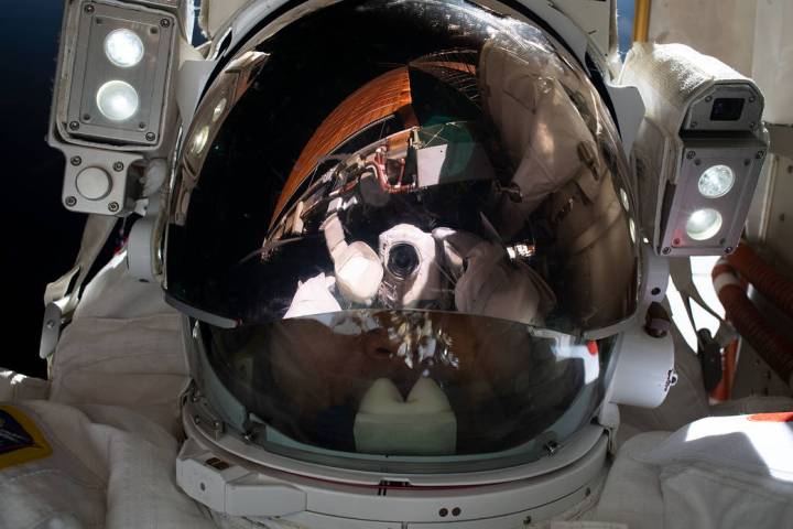 (20 de enero de 2022) --- El ingeniero de vuelo de la Expedición 68 Koichi Wakata de la Agencia de Exploración Aeroespacial de Japón (JAXA) apunta la cámara hacia sí mismo y toma una "selfie espacial" durante una caminata espacial de siete horas y 21 minutos para instalar un kit de modificación en la estructura de armadura de estribor de la Estación Espacial Internacional que prepara el laboratorio orbital para su próximo despliegue solar.