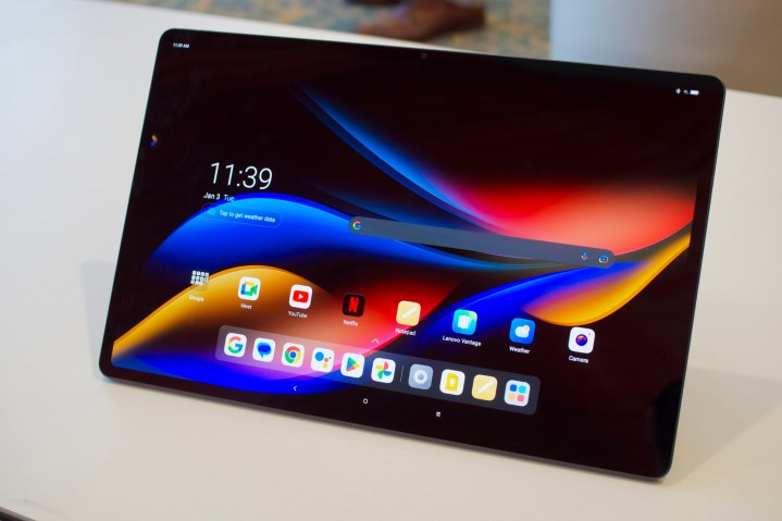 Lenovo Tab Extreme روی یک میز قرار دارد.