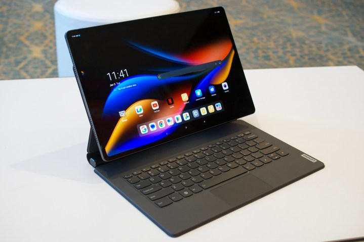 O Lenovo Tab Extreme em seu acessório de base para teclado.