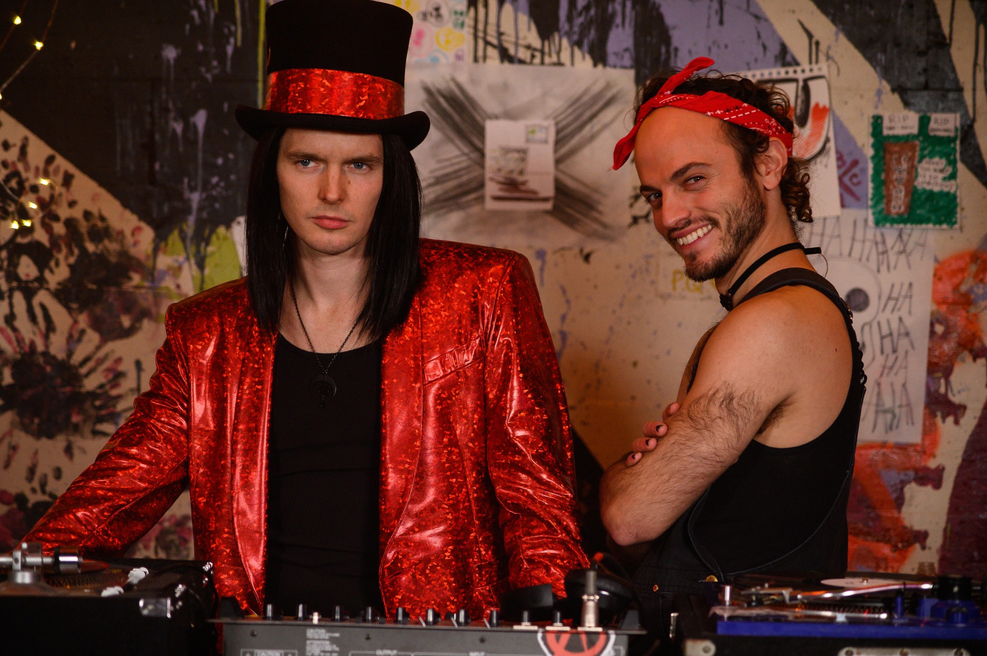 Tyler Johnston e Evan Stern atrás de uma cabine de DJ em uma cena de Letterkenny.