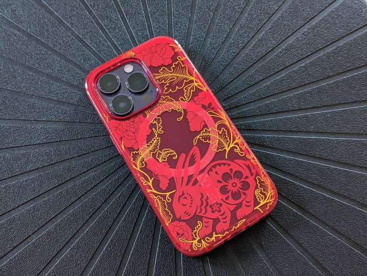深紫色 iPhone 14 Pro 上的 OtterBox Lumen 农历新年保护壳