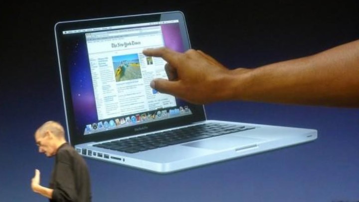 Steve Jobs trước một đồ họa của chiếc MacBook màn hình cảm ứng.