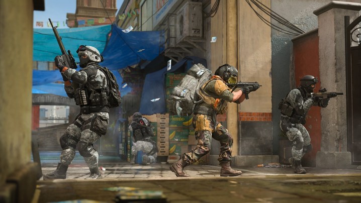 Jogadores andando pelo mapa em Modern Warfare 2.