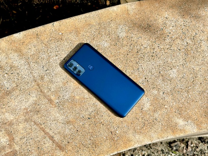 Moto G Play (2023) posato su una superficie piana in cemento