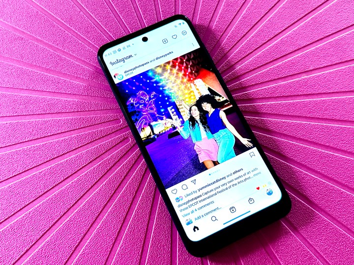 Moto G Play (2023) che mostra l'app di Instagram