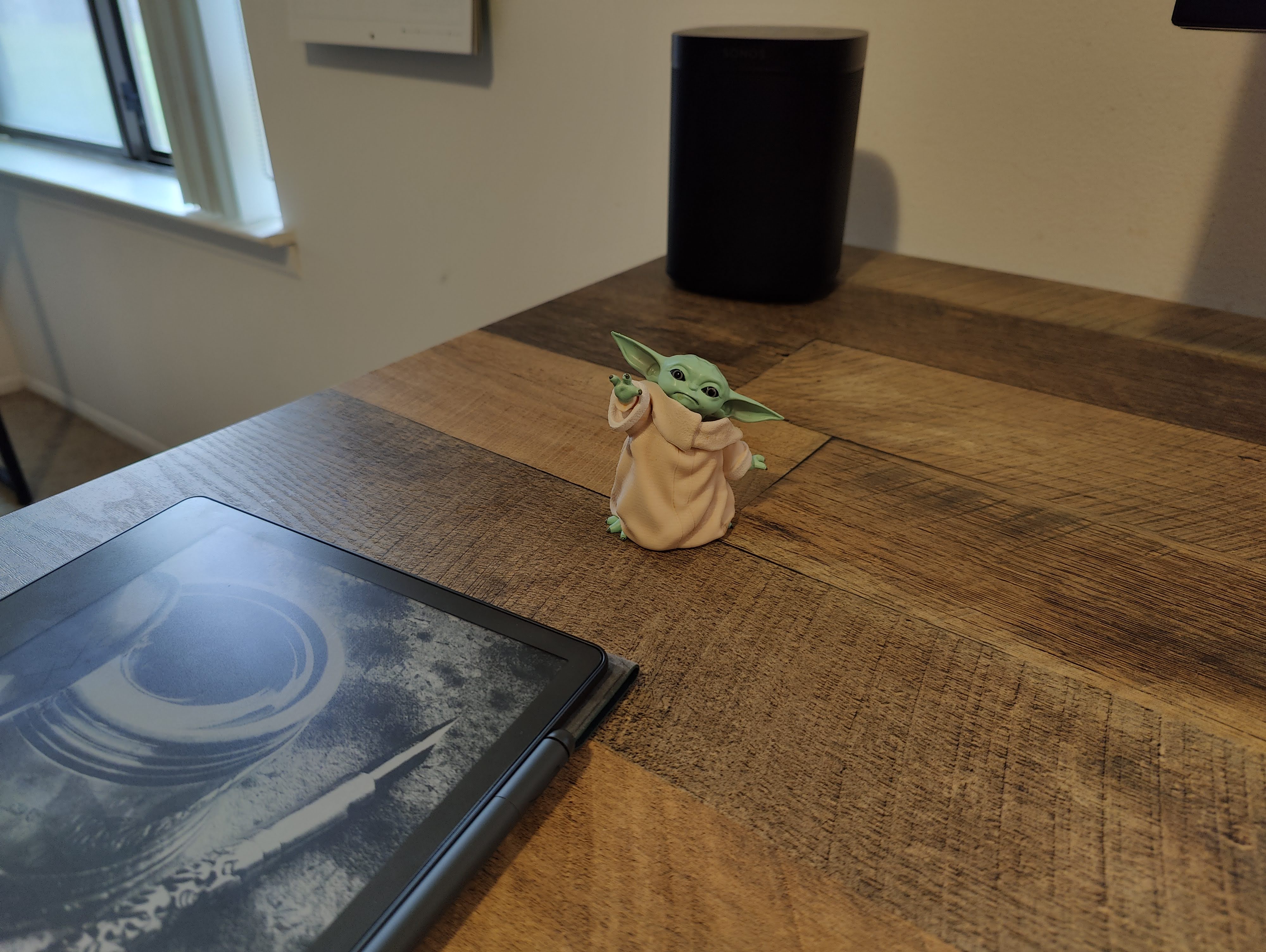 Muestra de cámara del OnePlus 10 Pro.  Es una foto de una pequeña figura de un bebé Yoda sobre un escritorio.