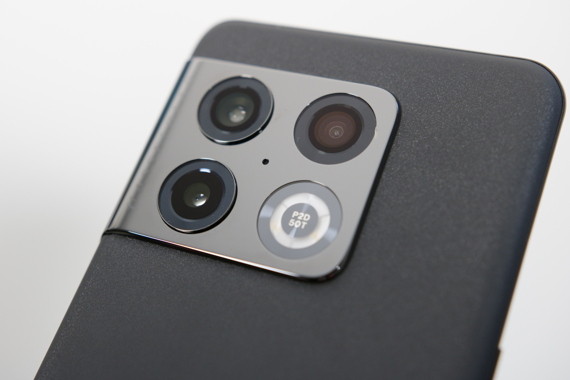 A caixa da câmera traseira no OnePlus 10 Pro.