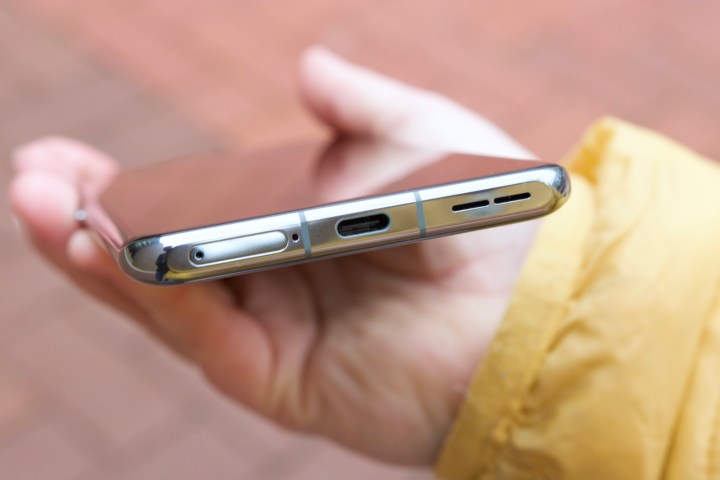 La porta USB-C su OnePlus 11.
