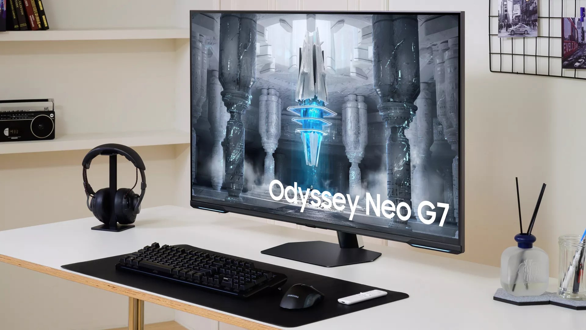 Odyssey Neo G7 سامسونگ روی میز.