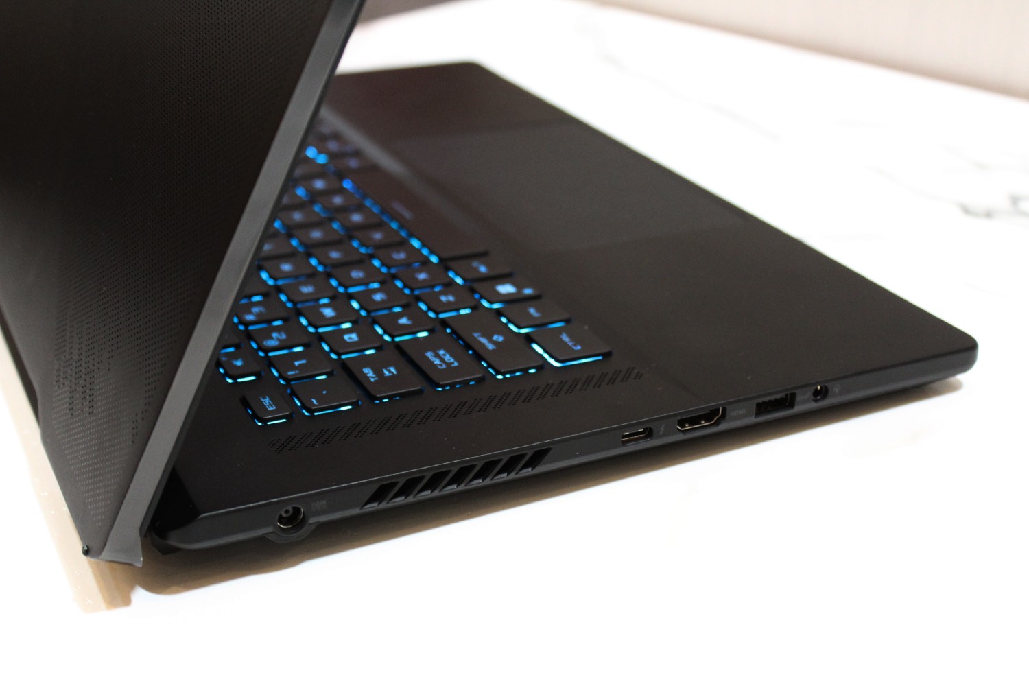 A side profile of the ROG Zephyrus M16.
