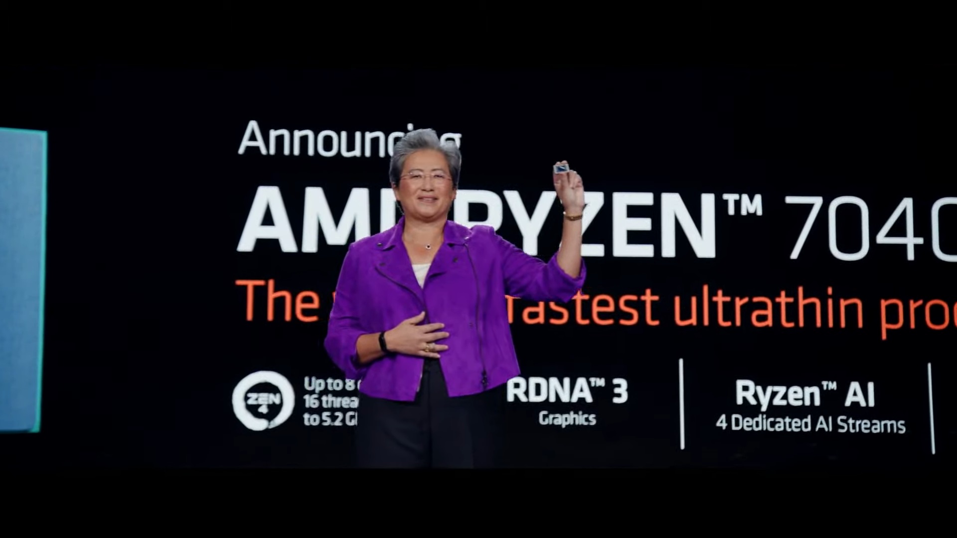 CEO da AMD segurando o processador da série Ryzen 7040.