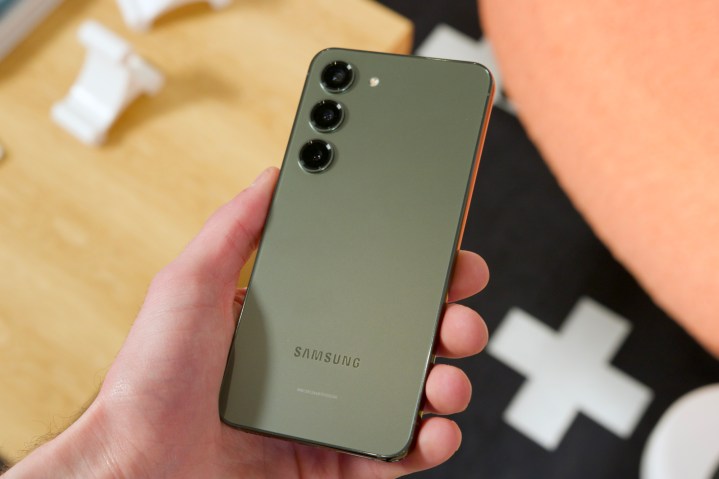حمل هاتف Samsung Galaxy S23 الأخضر.