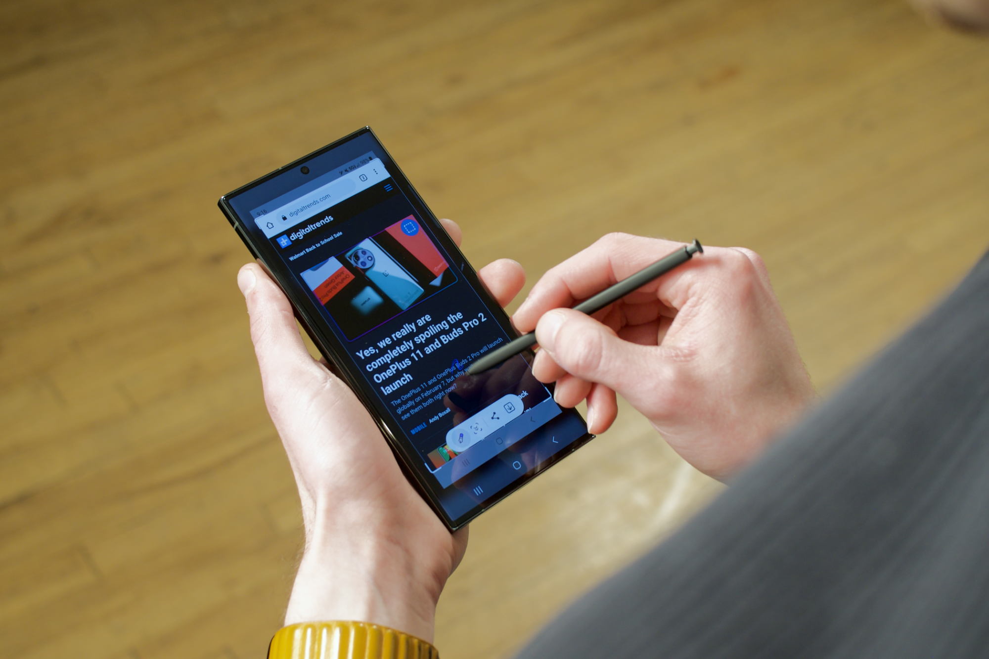 Usando a S Pen com o Samsung Galaxy S23 Ultra.
