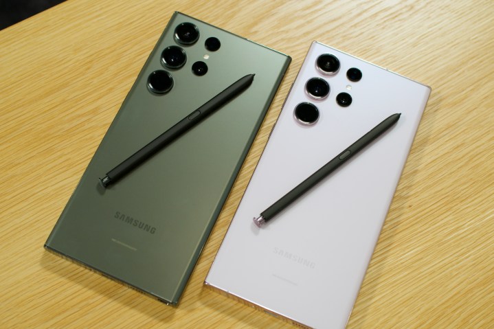 Due telefoni Samsung Galaxy S23 Ultra, entrambi con una S Pen sul retro.