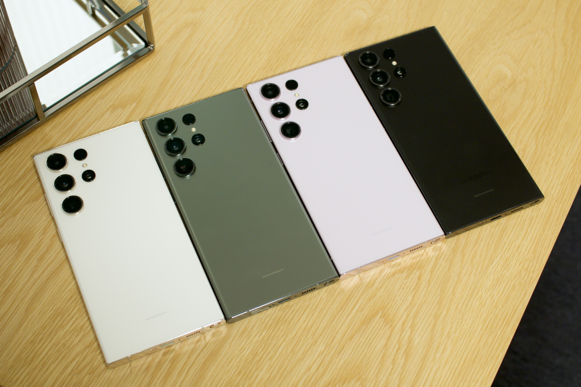 Todas as quatro cores do Samsung Galaxy S23 Ultra.