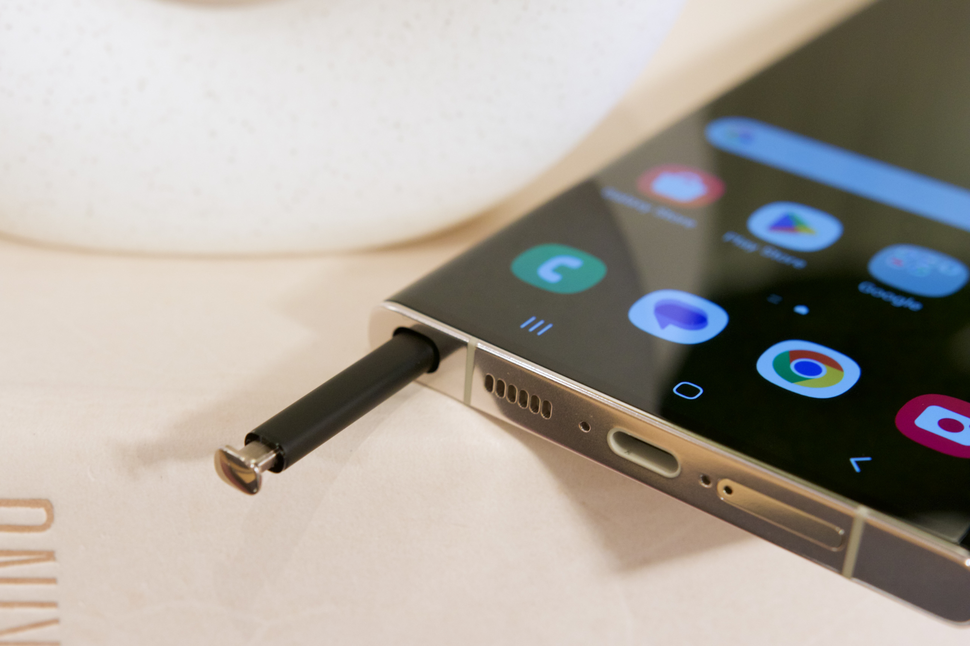 A S Pen saindo do Samsung Galaxy S23 Ultra.