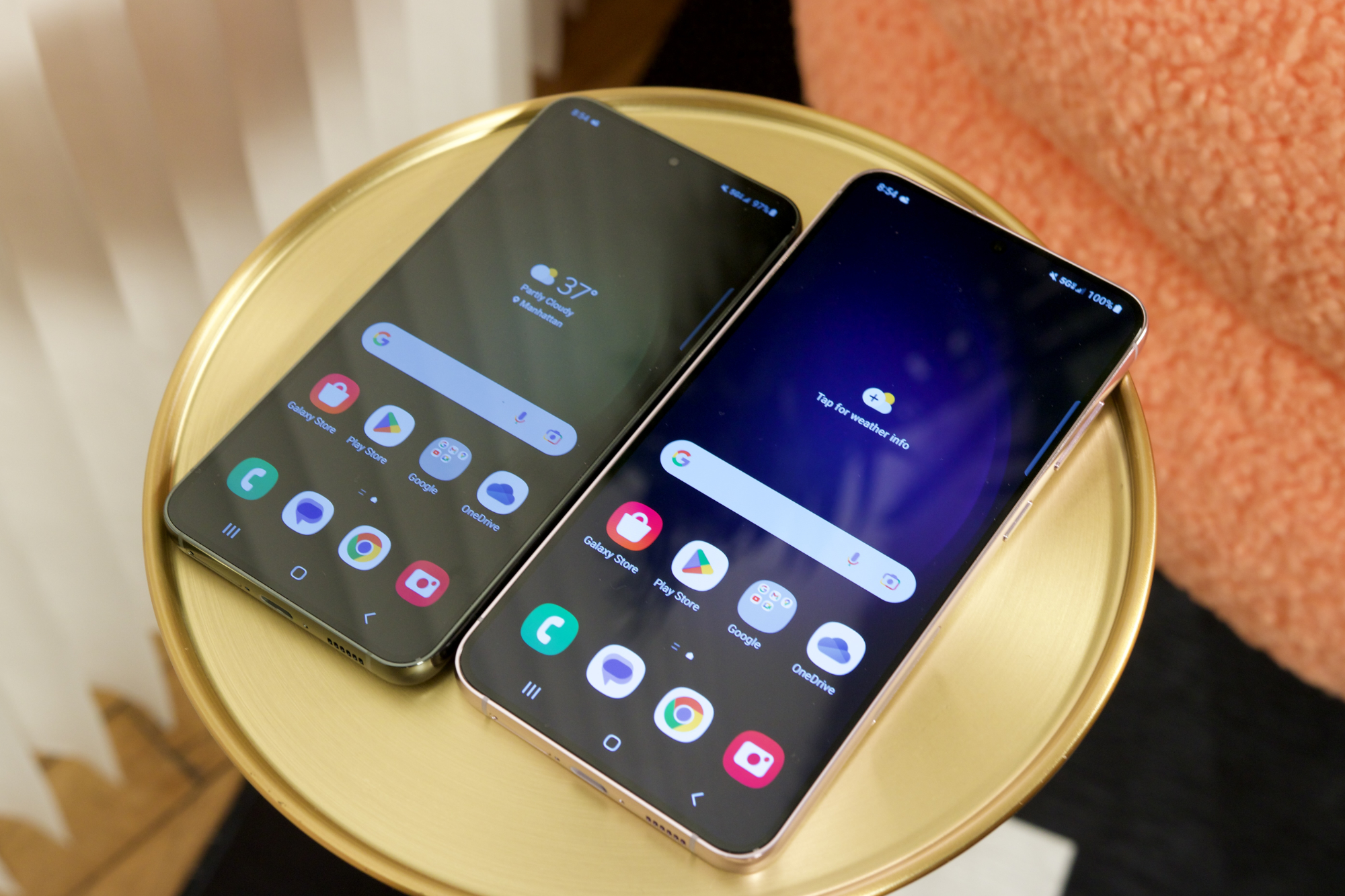 Um Samsung Galaxy S23 ao lado de um Samsung Galaxy S23 Plus.