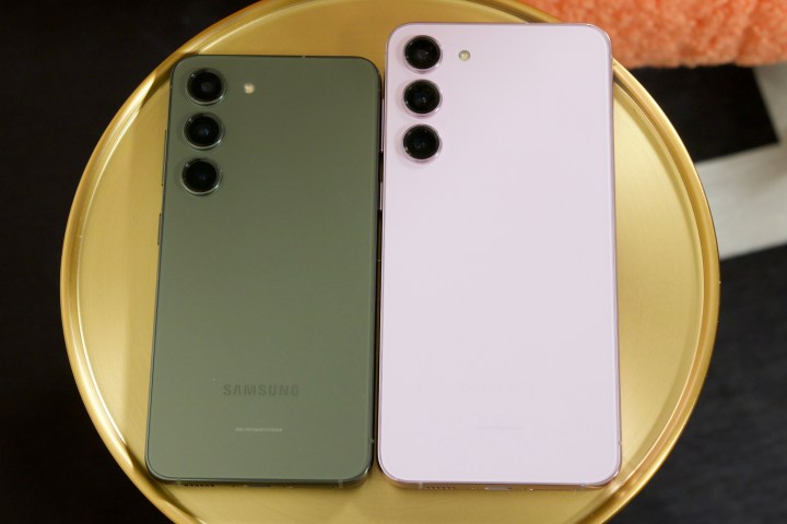 Un Samsung Galaxy S23 verde accanto a un Samsung Galaxy S23 Plus rosa.