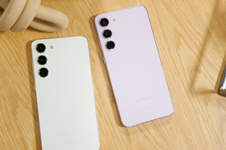 Um Samsung Galaxy S23 branco ao lado de um Samsung Galaxy S23 Plus rosa.