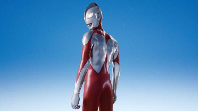Ultraman olha por cima do ombro contra um fundo azul.