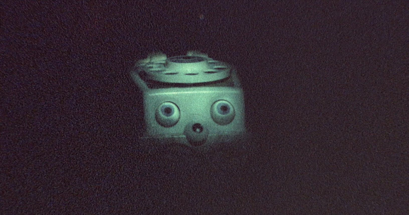 Um brinquedo fica no escuro em Skinamarink.