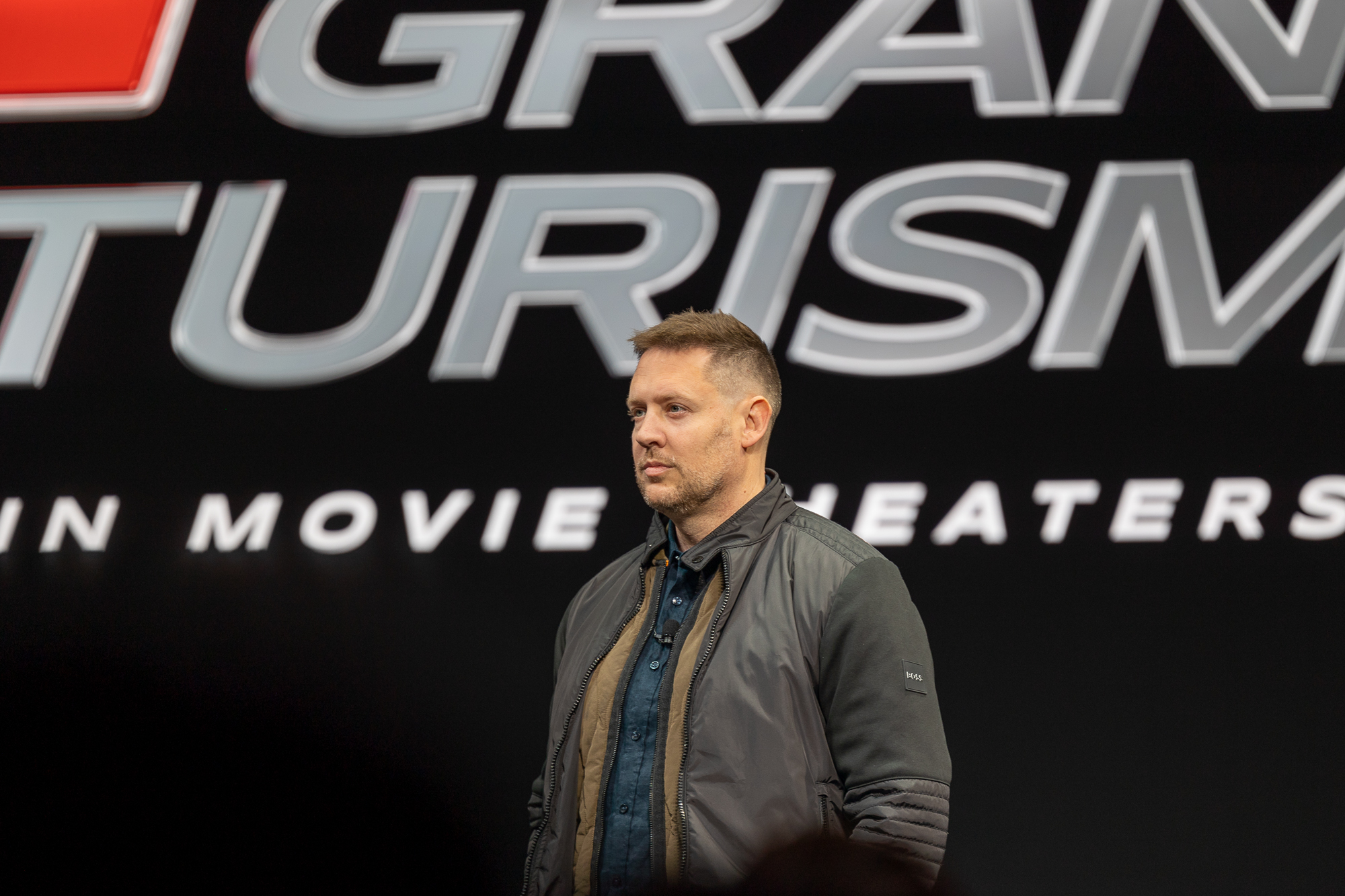 O diretor do Gran Turismo, Neill Blomkamp, ​​na conferência de imprensa da Sony na CES 2023.