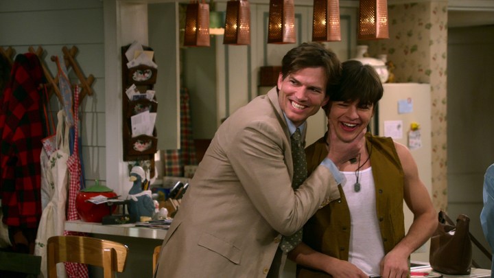Майкл Келсо сжимает лицо своего сына Джея Келсо, пока оба мужчины улыбаются в сцене из «Шоу 90-х».