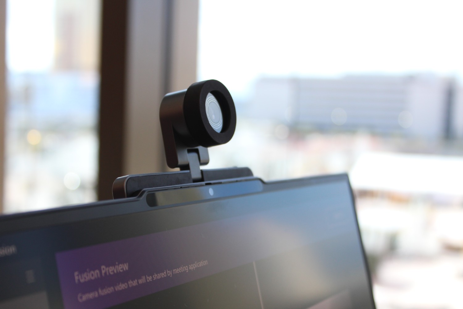 O ThinkBook 16p com a webcam conectada na parte superior.