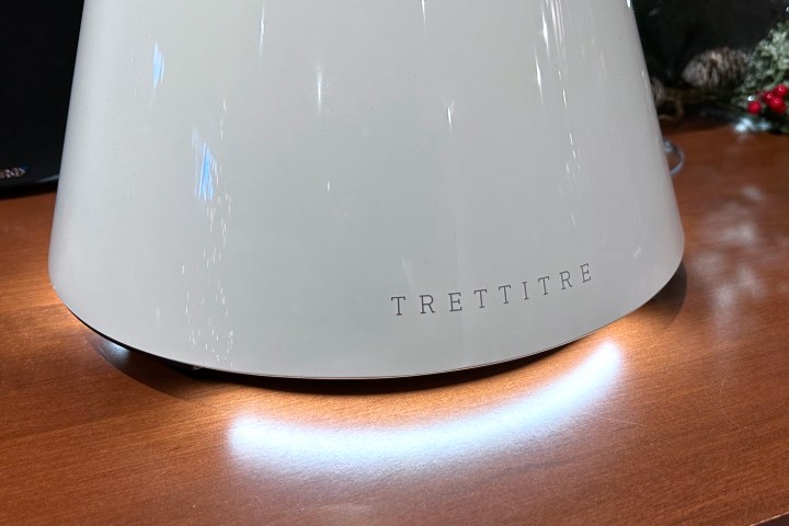 Close do anel de luz inferior no alto-falante Trettitre TreSound 1 Bluetooth.