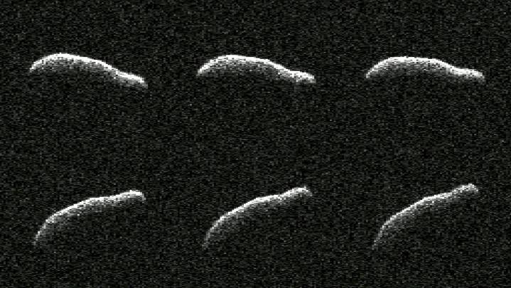 Este collage muestra seis observaciones de radar planetario de 2011 AG5 un día después de que el asteroide se acercara a la Tierra el 3 de febrero. Con dimensiones comparables al Empire State Building, 2011 AG5 es uno de los asteroides más alargados observados por el radar planetario hasta la fecha.