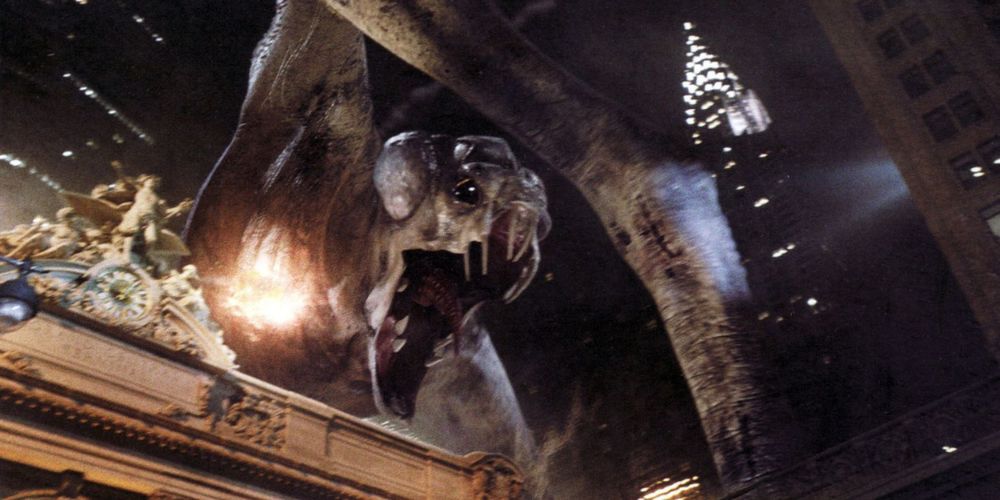 Um monstro gigante ataca a Grand Central Station em Cloverfield.