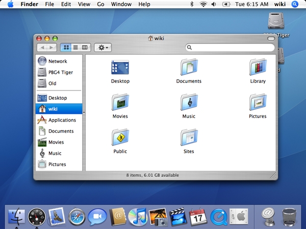 A área de trabalho no sistema operacional OS X 10.4 Tiger Mac da Apple, com uma janela do Finder aberta mostrando as pastas de um usuário.