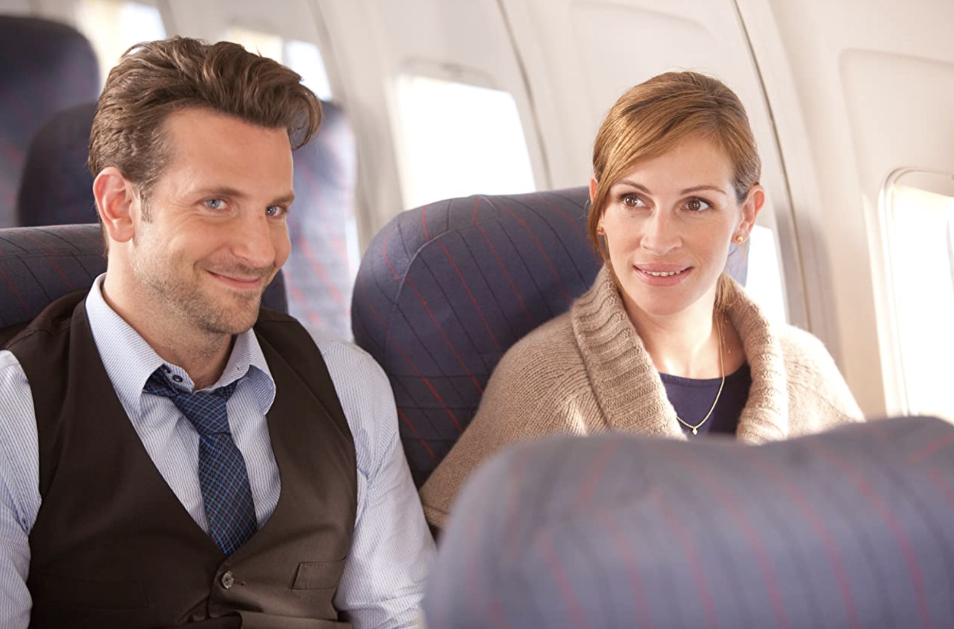 Duas pessoas sentam-se lado a lado em um avião.
