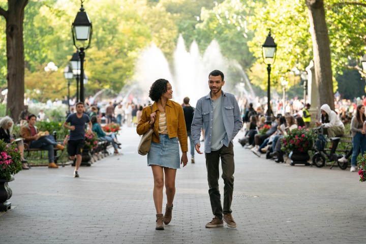 Briana Middleton e Justice Smith caminham juntos por um parque em Sharper.