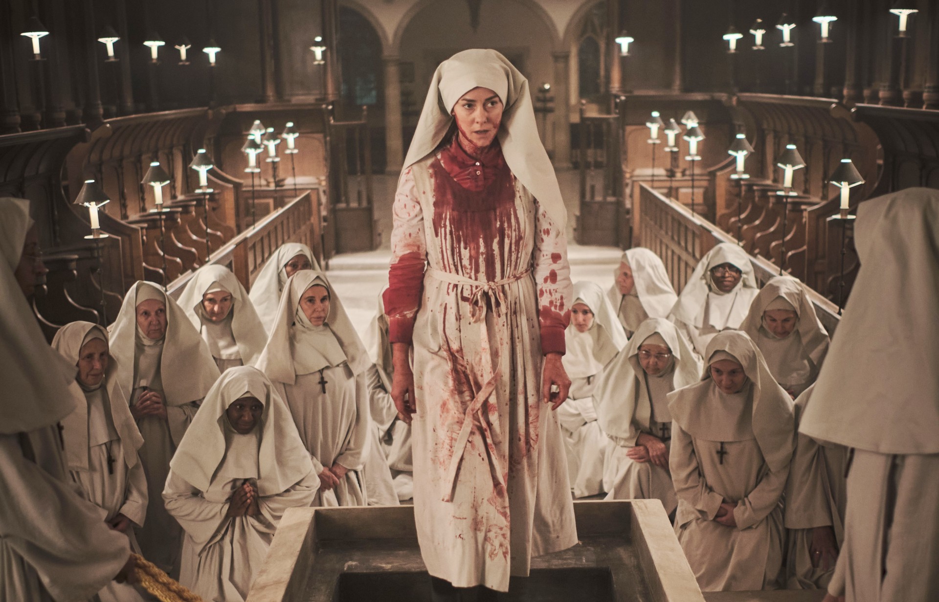 Uma freira sangrenta entra em uma igreja em Consagração.