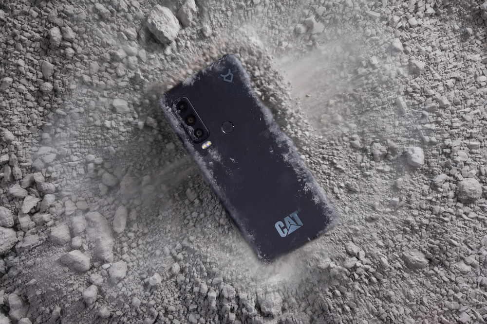 A parte de trás do telefone Cat S75, coberta de poeira.