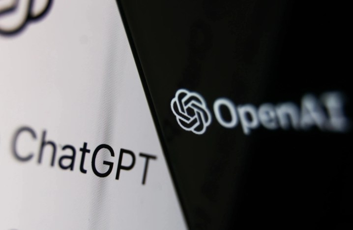 Le nom ChatGPT à côté d'un logo OpenAI sur un fond noir et blanc.